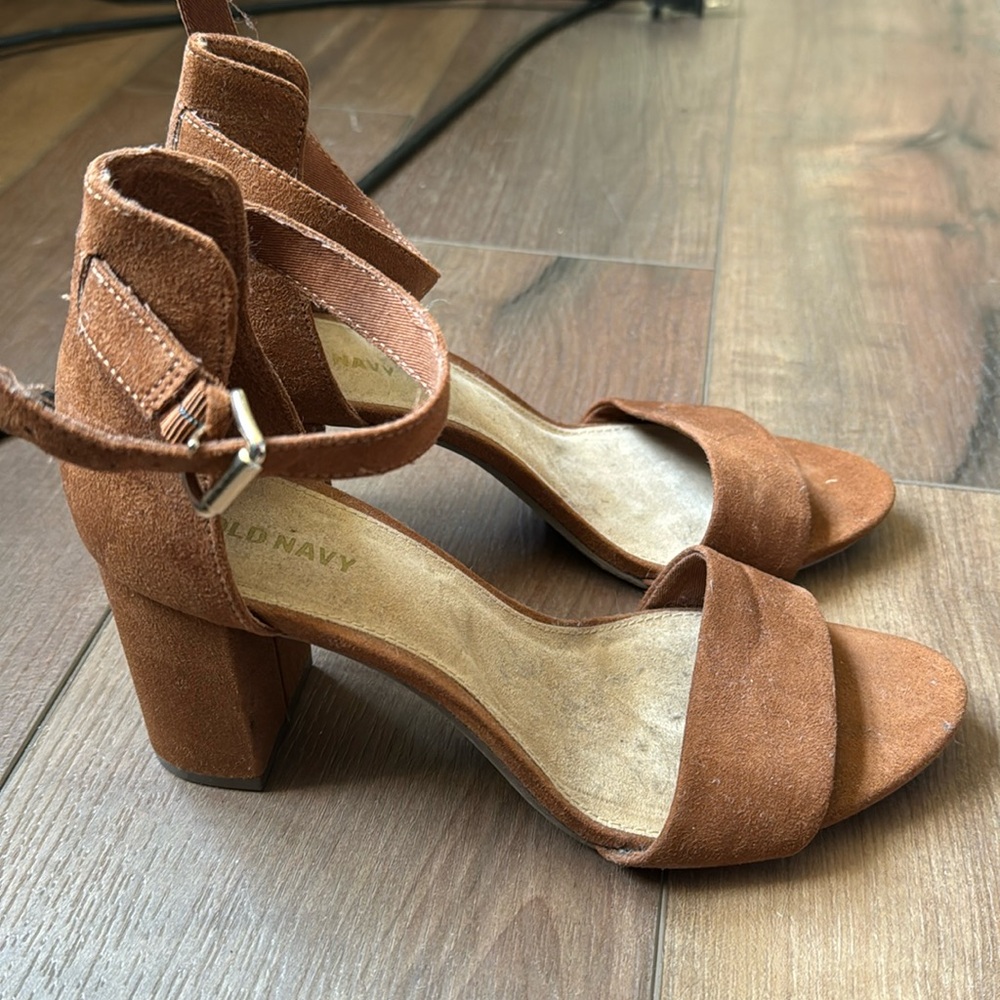 Old Navy 3” brown suede block heel sandal